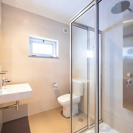 Βίλα Sleeps 8 Wifi Nadadouro