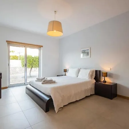 Βίλα Sleeps 8 Wifi Nadadouro