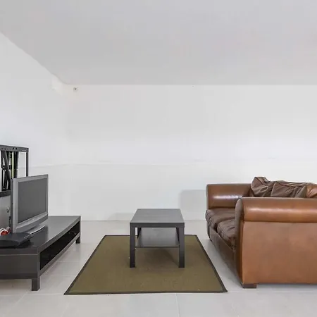 Βίλα Sleeps 8 Wifi Nadadouro
